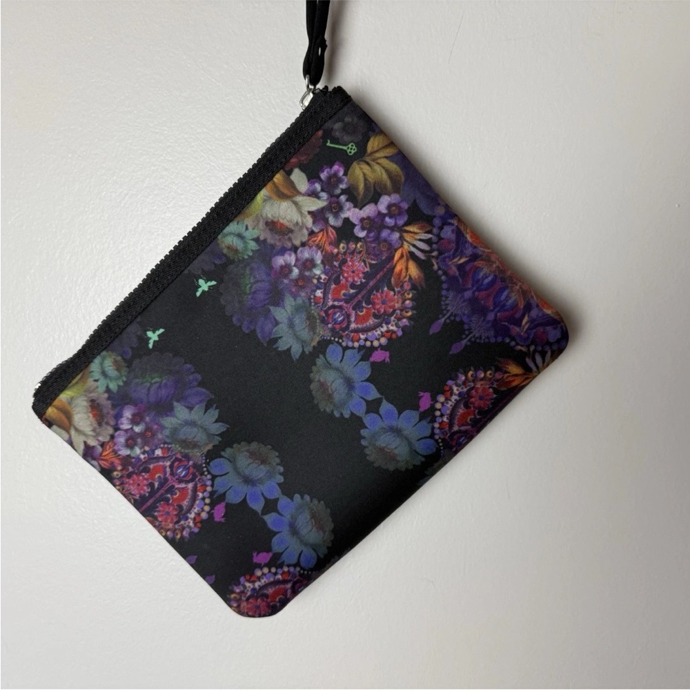 Cynthia Rowley GO Clutch Pouch Wristlet Black Floral Neoprene Zip Close 7 x 9 - Picture 5 of 7